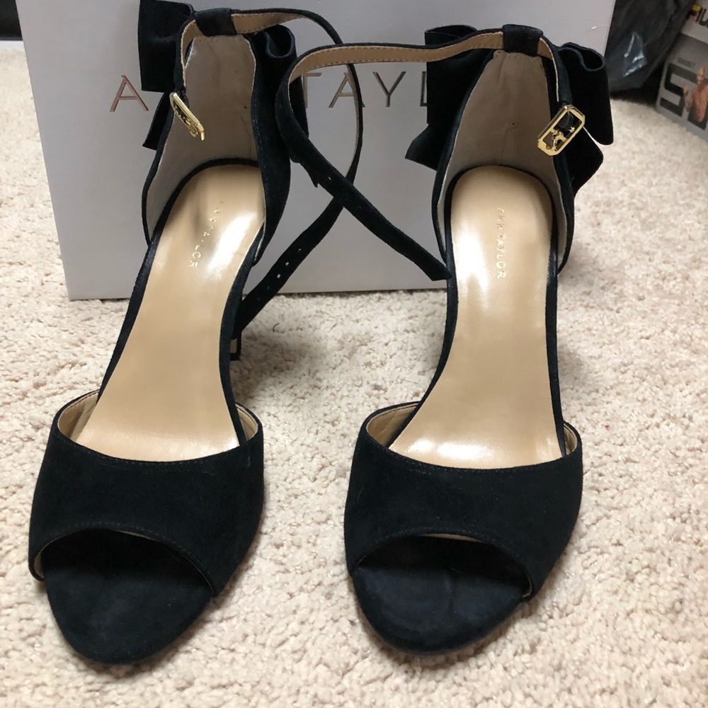 Ann Taylor Isla Bow peep toe pump black 6